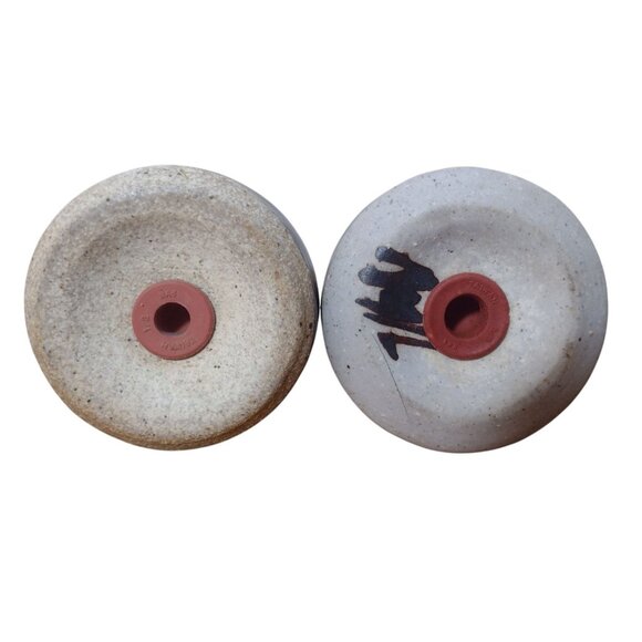 Vintage Art Pottery Stoneware Salt Pepper Shakers Bottleneck Signed Vintage - Picture 3 of 3